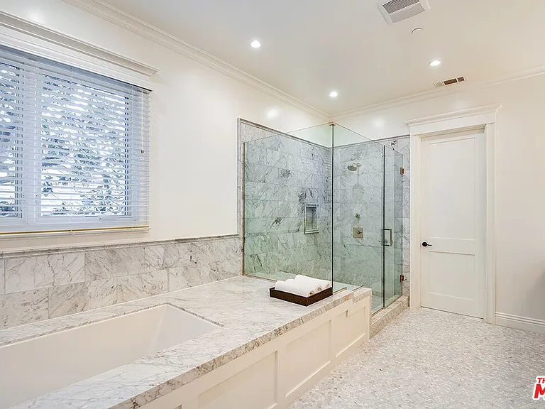 10161 Valley Spring Ln — Photo 32