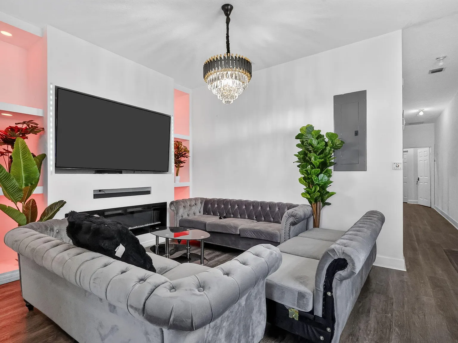 3 bed, 2.0 bath, 1062 sqft, $3,250 — Photo 3