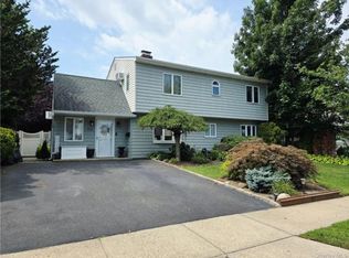 104 Choir Ln, Westbury, NY 11590