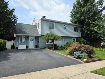 104 Choir Ln, Westbury, NY, 11590