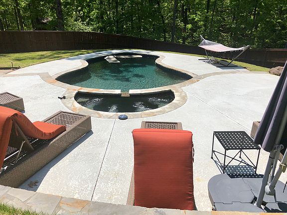 Sun deck, heated spa & pool