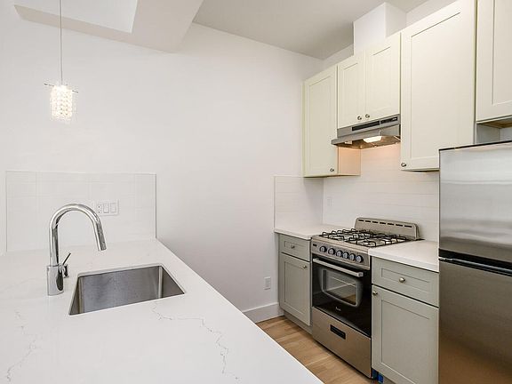 5th image of 2390 Chestnut St APT 207