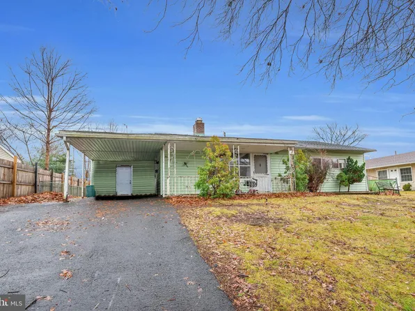 304 Oaktree Dr, Levittown, PA 19055