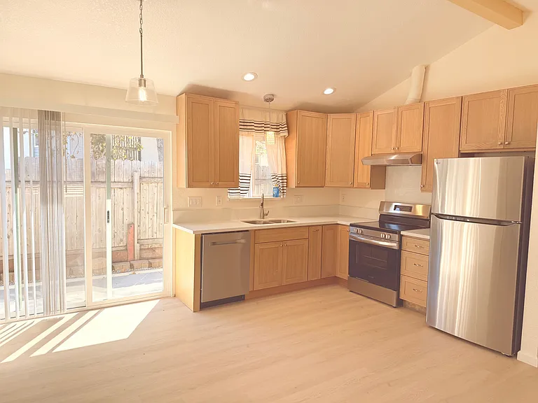 1561 Royal Way — Photo 3