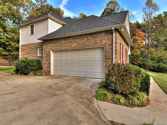 3rd image of 106 Royal Oaks Dr