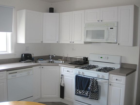 3rd image of 3340 N Leavitt St APT 3
