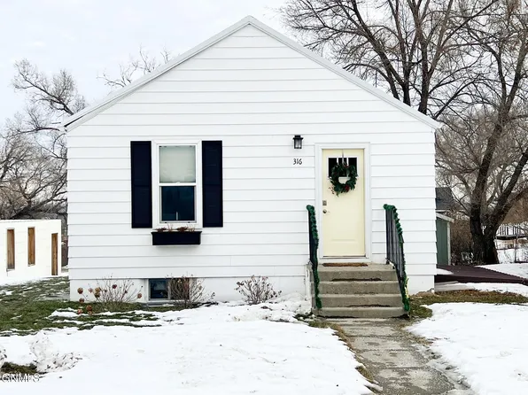 316 3rd St NW, Watford City, ND 58854