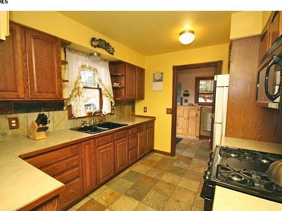 3rd image of 1075 Meadows Dr