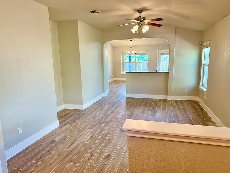 1617 Sugarberry Ln — Photo 5