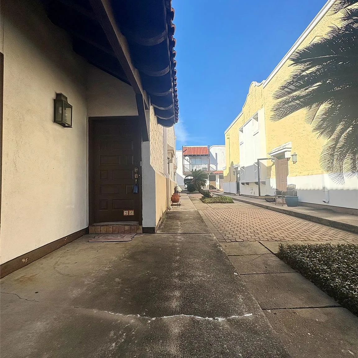 2 bed, 1.5 bath, 975 sqft, $1,575 — Photo 2