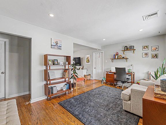 3rd image of 327 W Oakcrest Ave