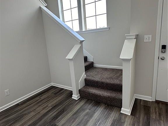 2nd image of 109 Lakeshore Vlg S