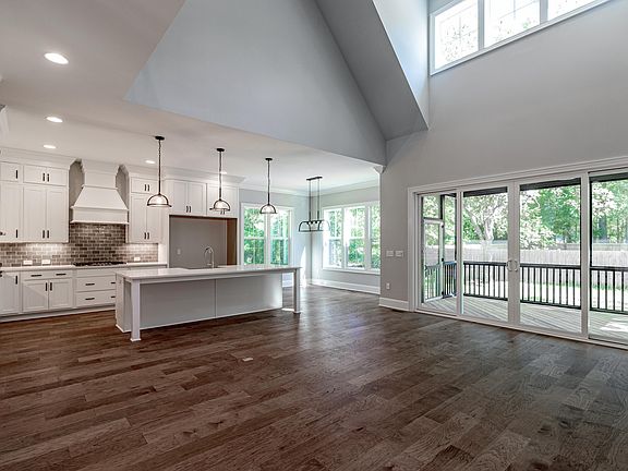 4th image of 111 Forest Green Dr