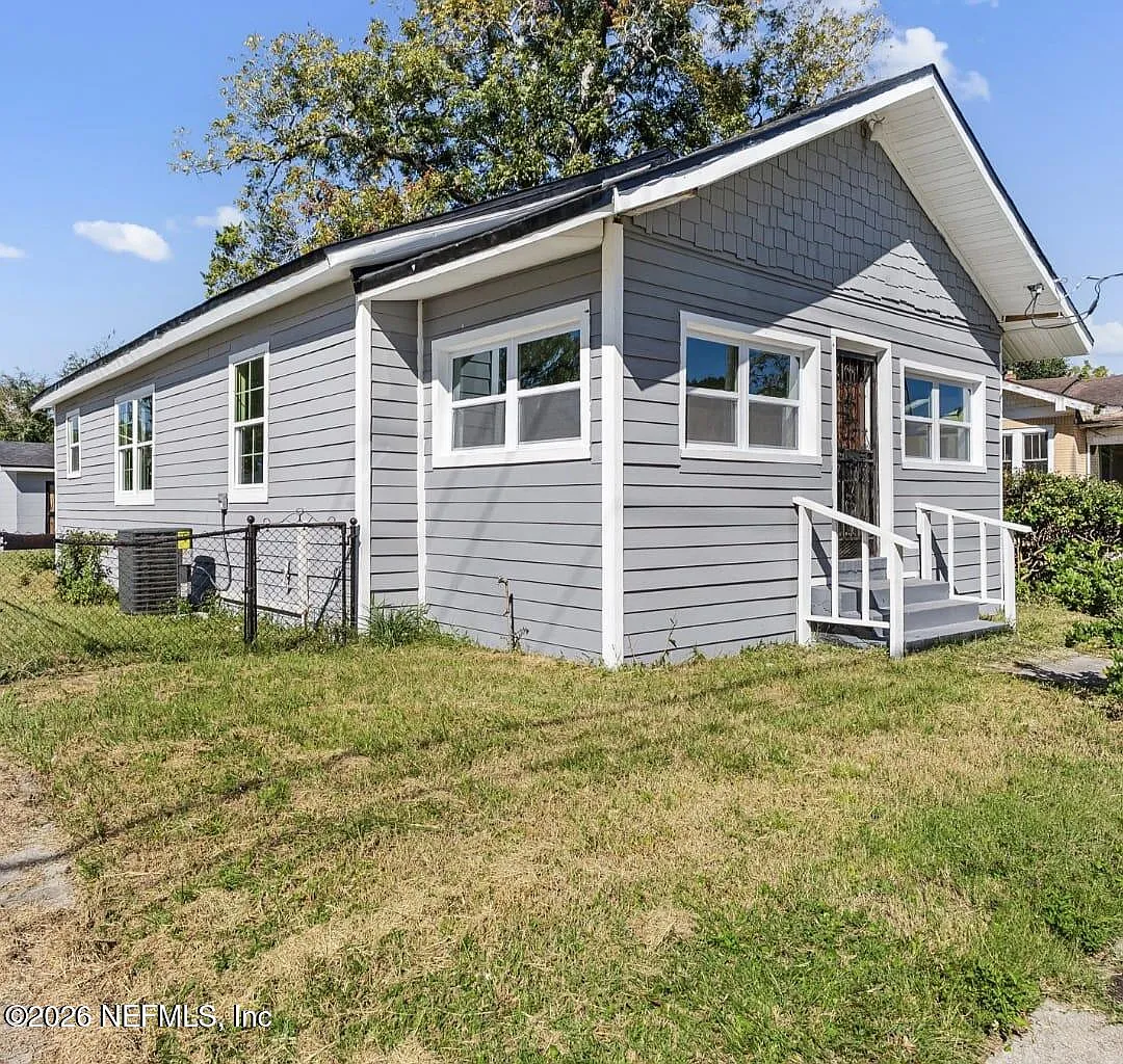 3 bed, 1.0 bath, 1234 sqft, $1,590 — Photo 1