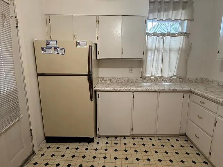 402 W Mercury St — Photo 2