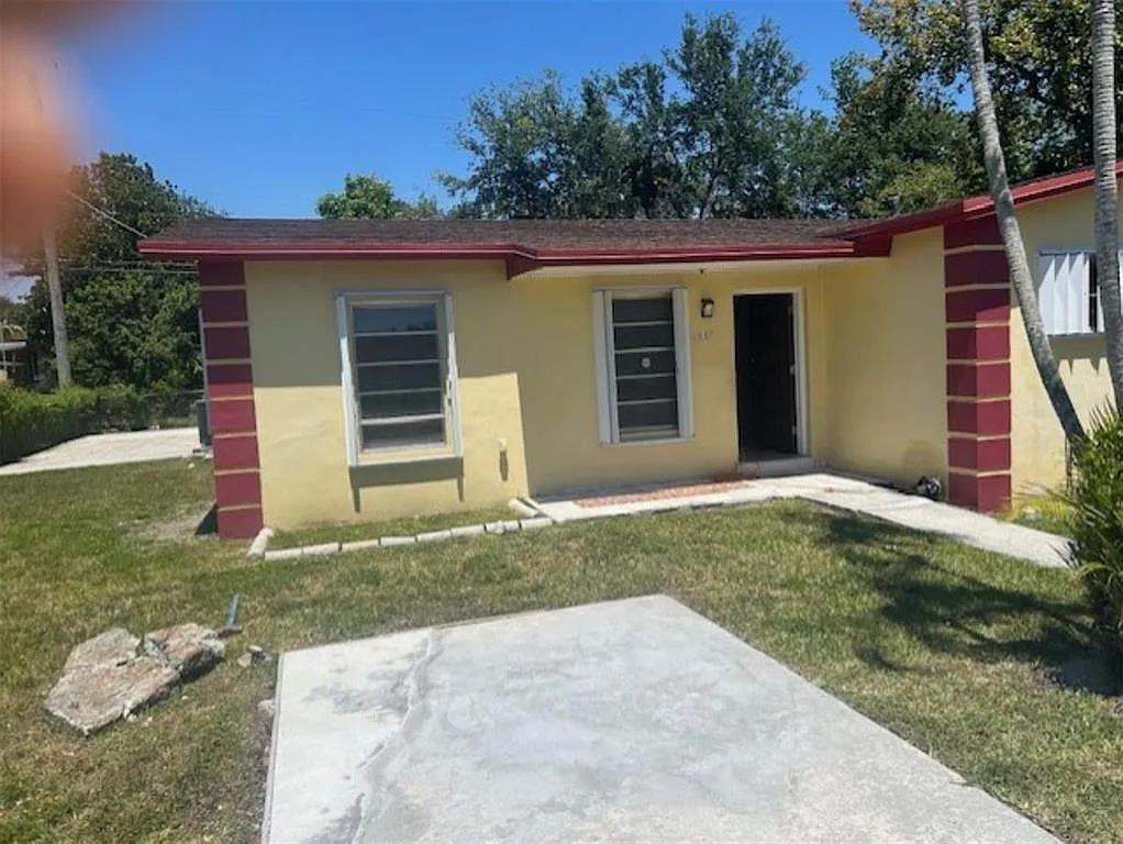 4 bed, 2.0 bath, 1976 sqft, $3,100 — Photo 2