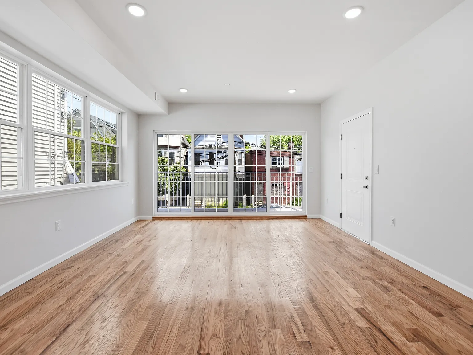 3 bed, 1000 sqft, $2,800 — Photo 3