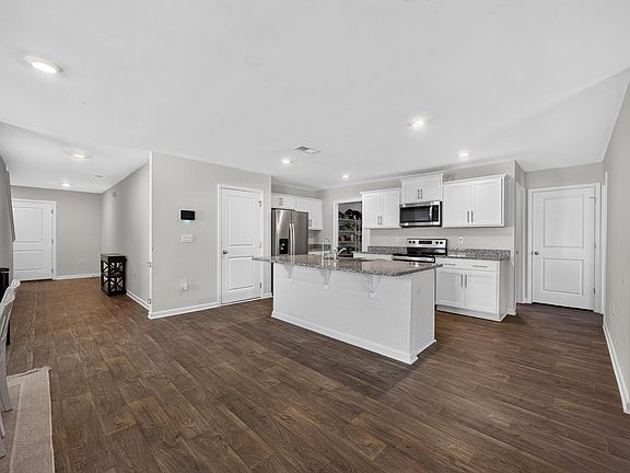 2nd image of 450 Delahays Rd