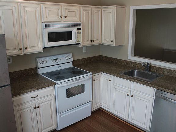 Kitchen with eat in area