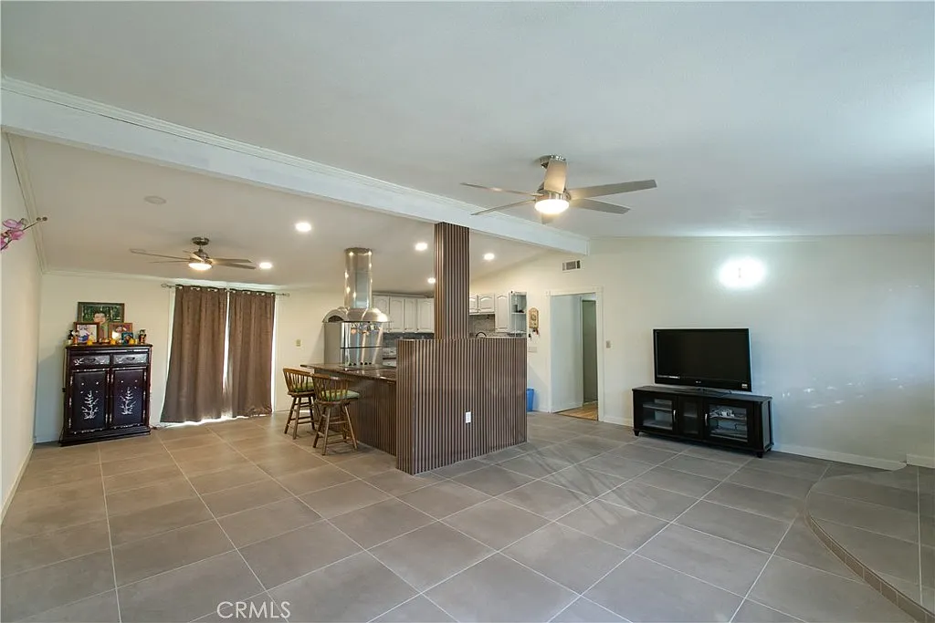 4 bed, 1400 sqft, $4,200 — Photo 2