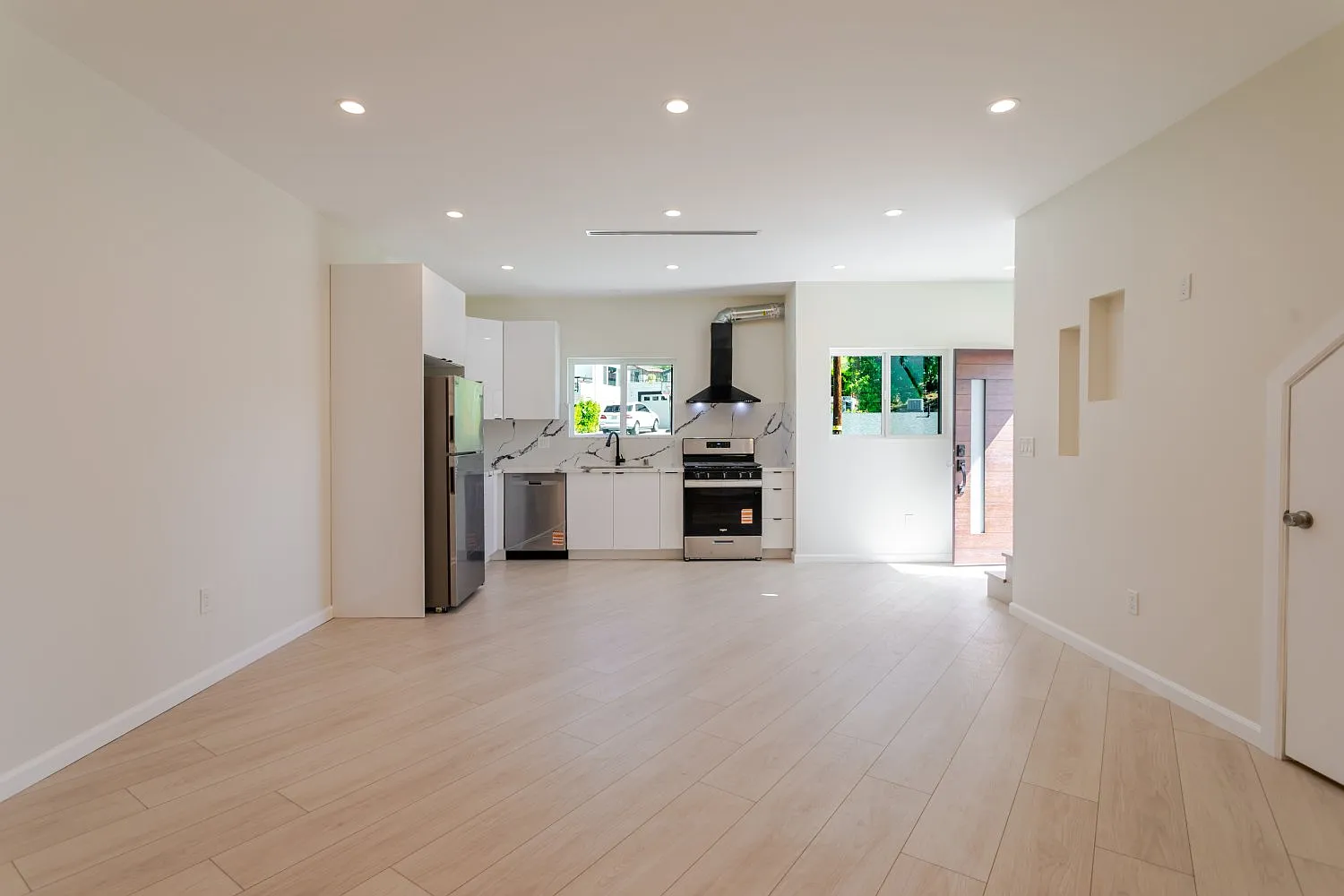 2 bed, 1000 sqft, $3,300 — Photo 4