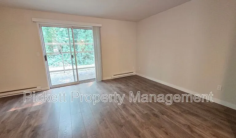 354 NW Edvard St #E — Photo 7