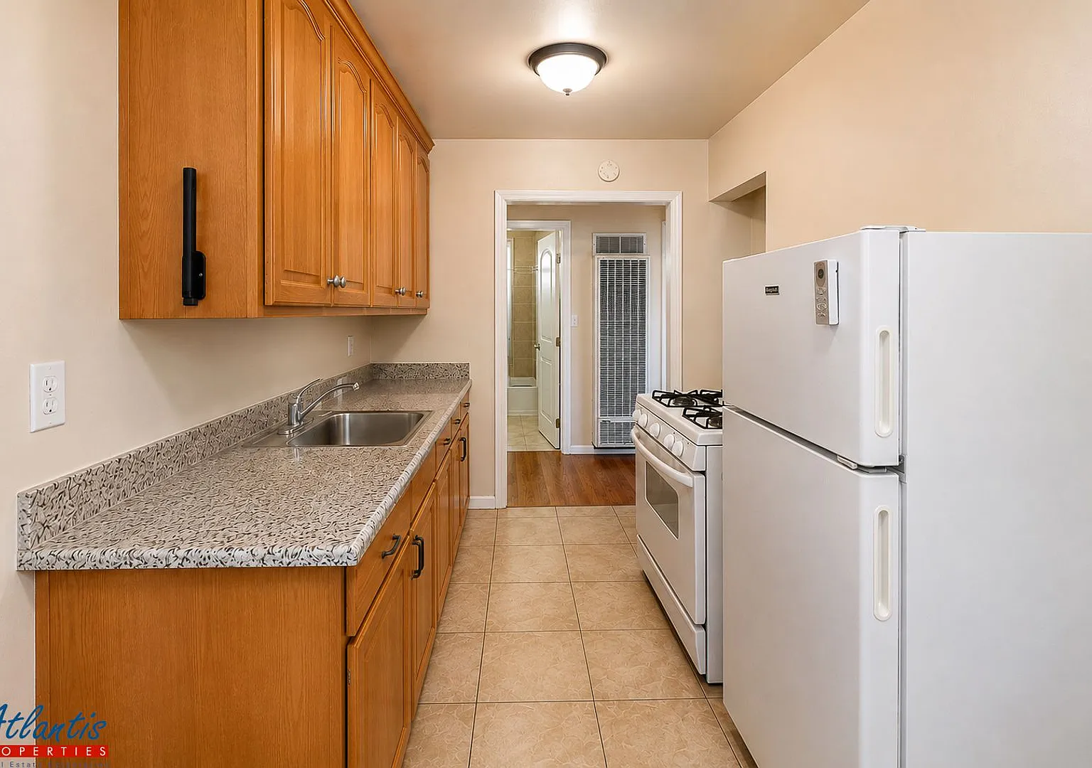 03 - Market 1550 — Photo 3