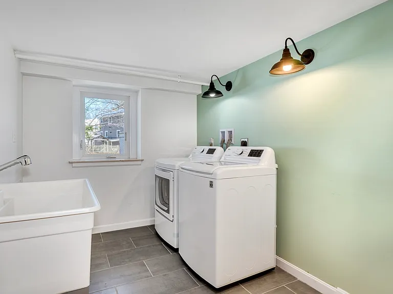 115 Washington St — Photo 3