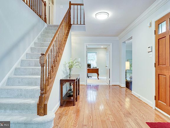 2nd image of 4907 Hollybrook Ln