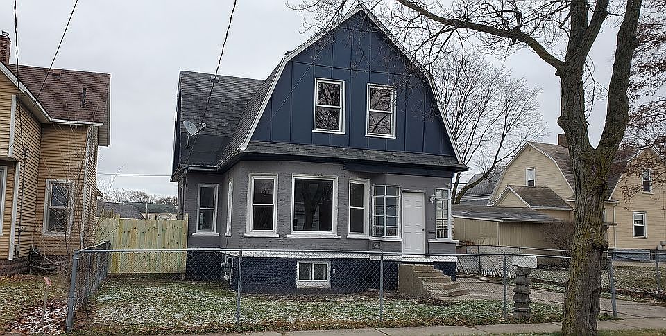 2nd image of 1005 E Clara St