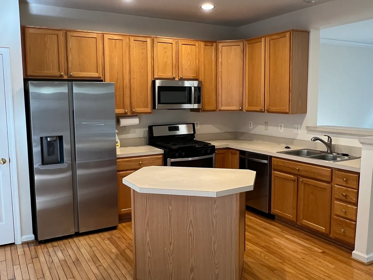 3 bed, 2.5 bath, 1996 sqft, $2,600 — Photo 2
