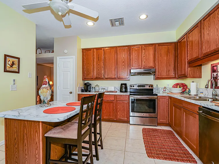 335 Hawthorne Ln — Photo 12