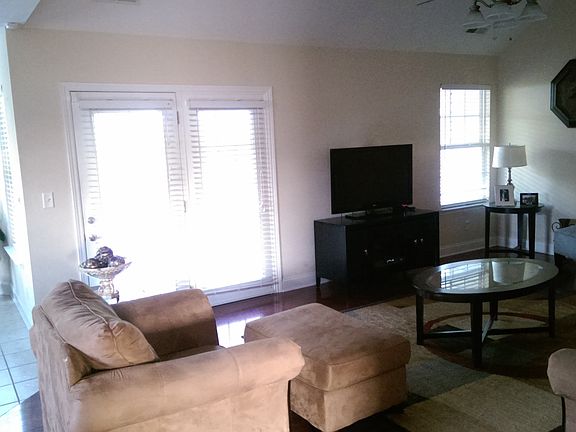3rd image of 226 Gladstone Dr