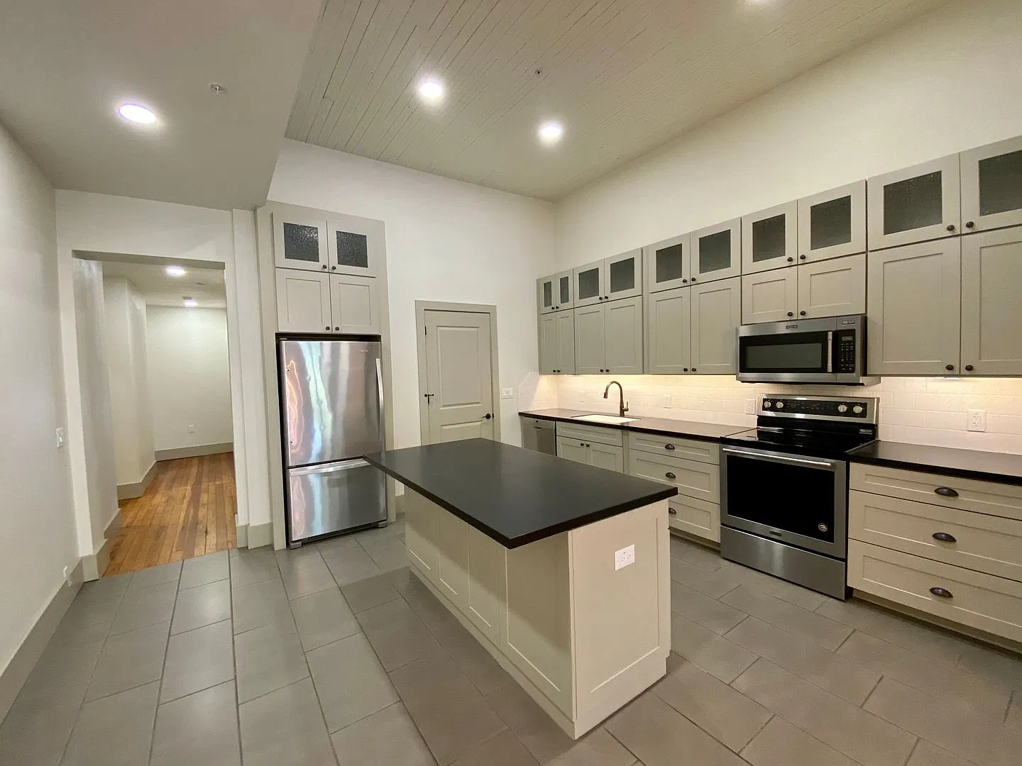 Downtown Apartment Overlooking the Square — Photo 4