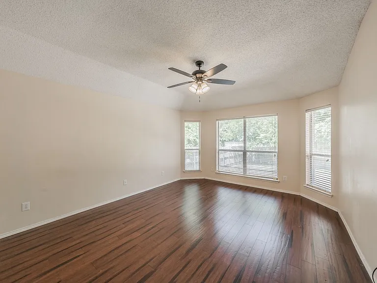 8109 Mosstree Dr — Photo 4