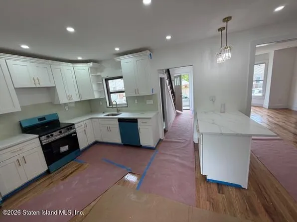 18 Cottage Pl, Staten Island, NY 10302