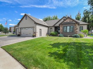 1605 Sand Creek Dr, Williston, ND 58801