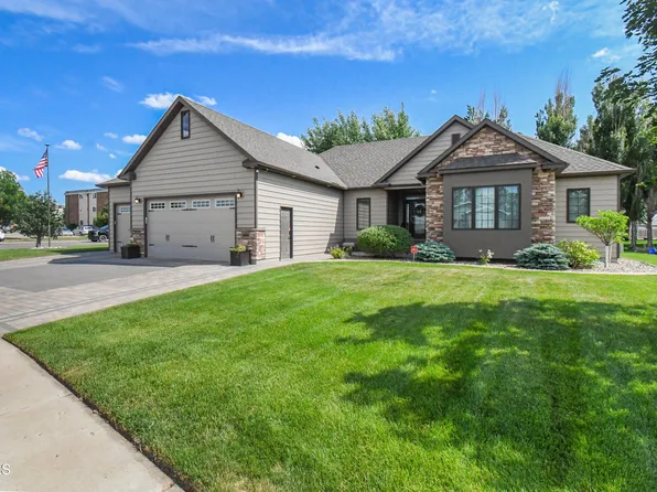 1605 Sand Creek Dr, Williston, ND 58801