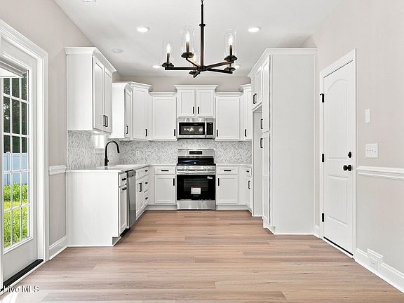3rd image of 433 Pepperbush Court