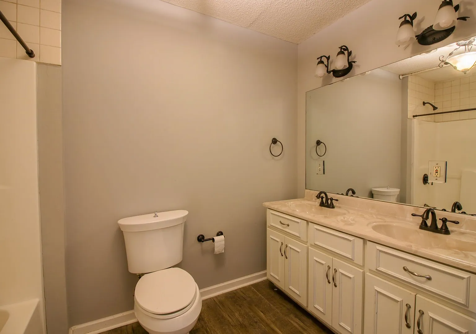 Midtown Brick home — Photo 3