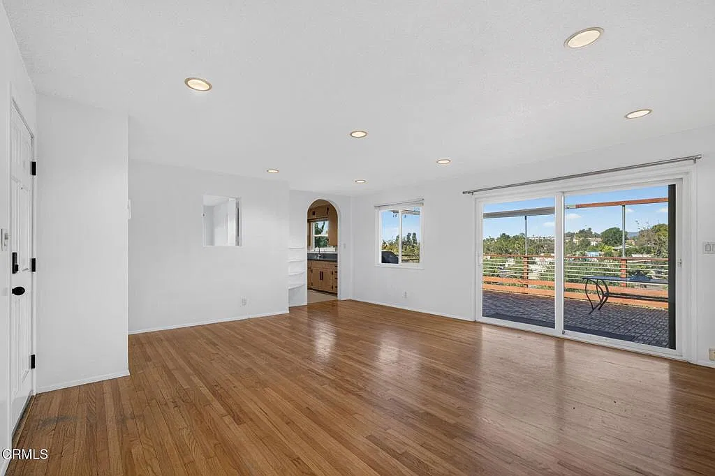3 bed, 1.0 bath, 1013 sqft, $7,250 — Photo 2