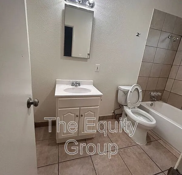 331 E Elm St #6 — Photo 10