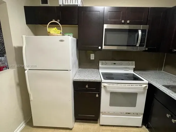 525 W 69th St, Hialeah, FL