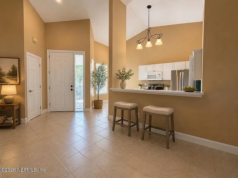 407 Augusta Cir — Photo 4