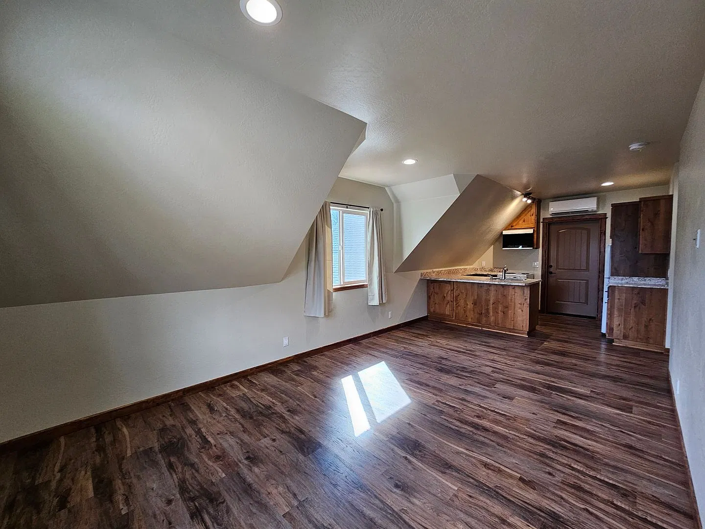 TT2406 — Photo 2