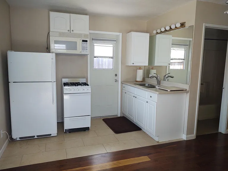 300 Cambridge Dr #NA — Photo 2