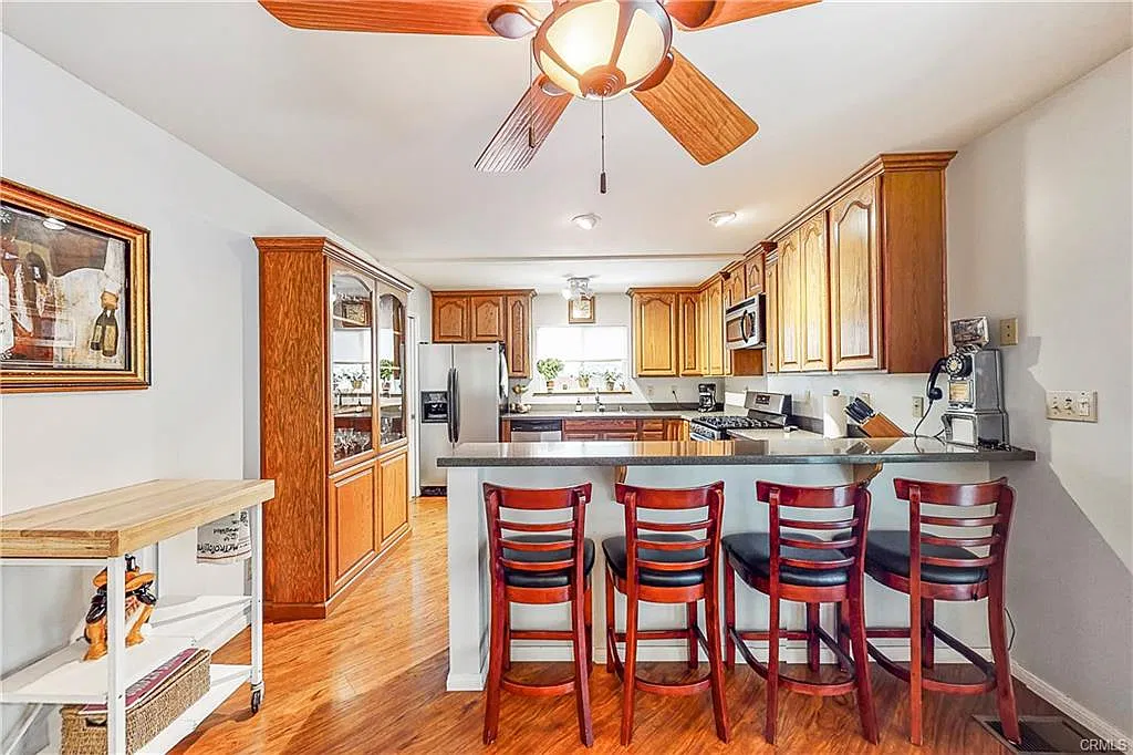 4 bed, 2320 sqft, $3,174 — Photo 3