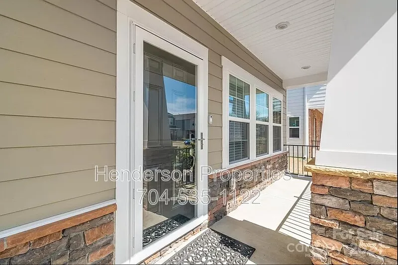 3 bed, 2.5 bath, 1970 sqft, $2,450 — Photo 2
