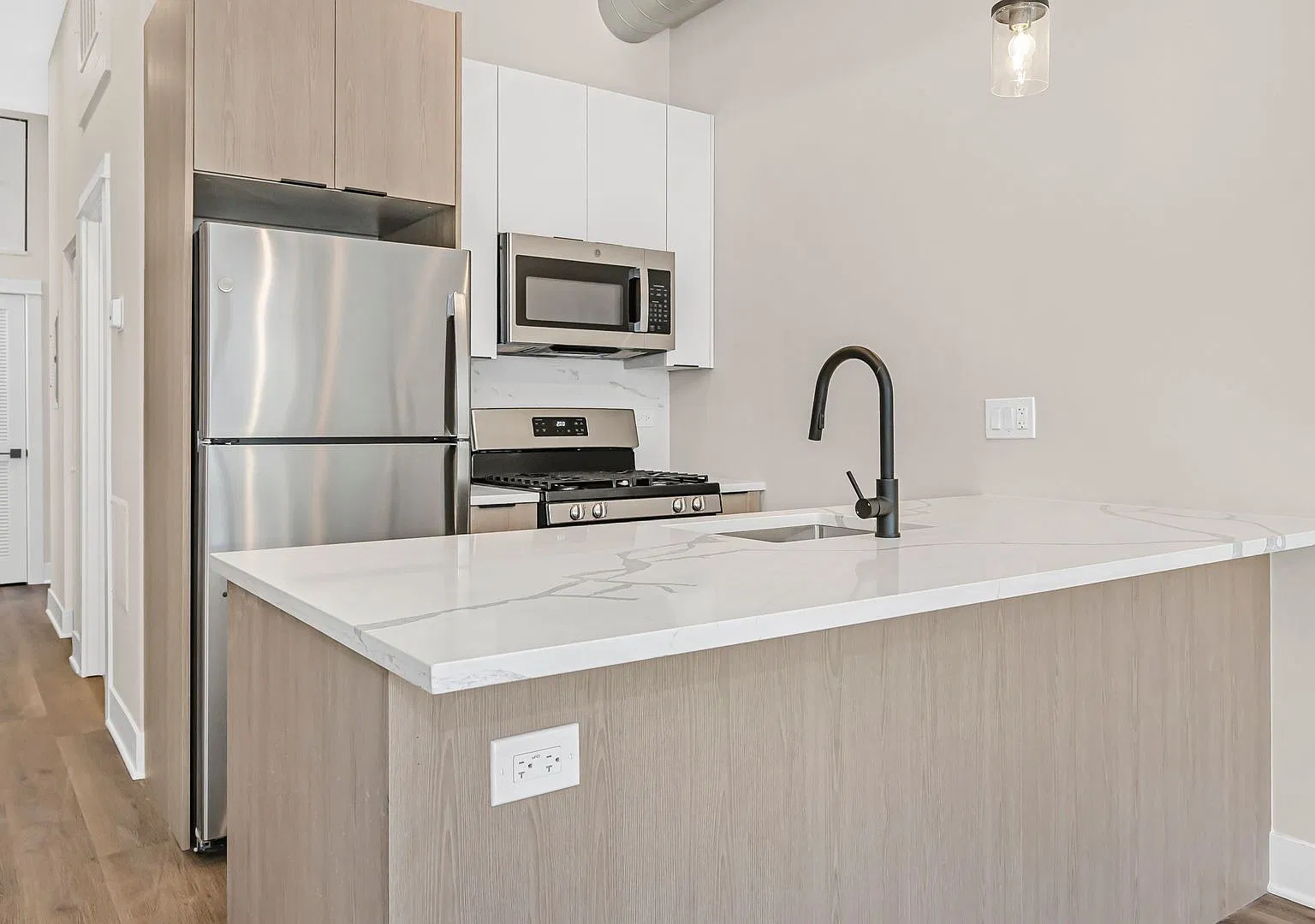 4533 N Clark St — Photo 1