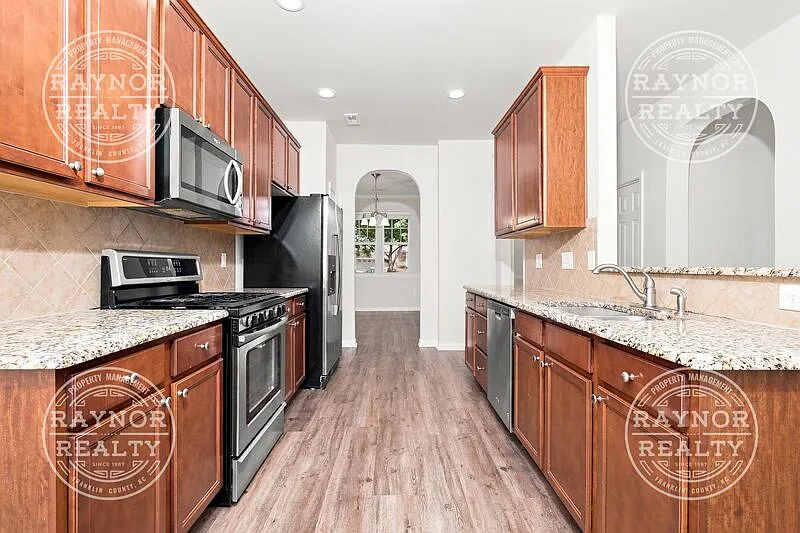 3 bed, 2.5 bath, 1900 sqft, $2,100 — Photo 3